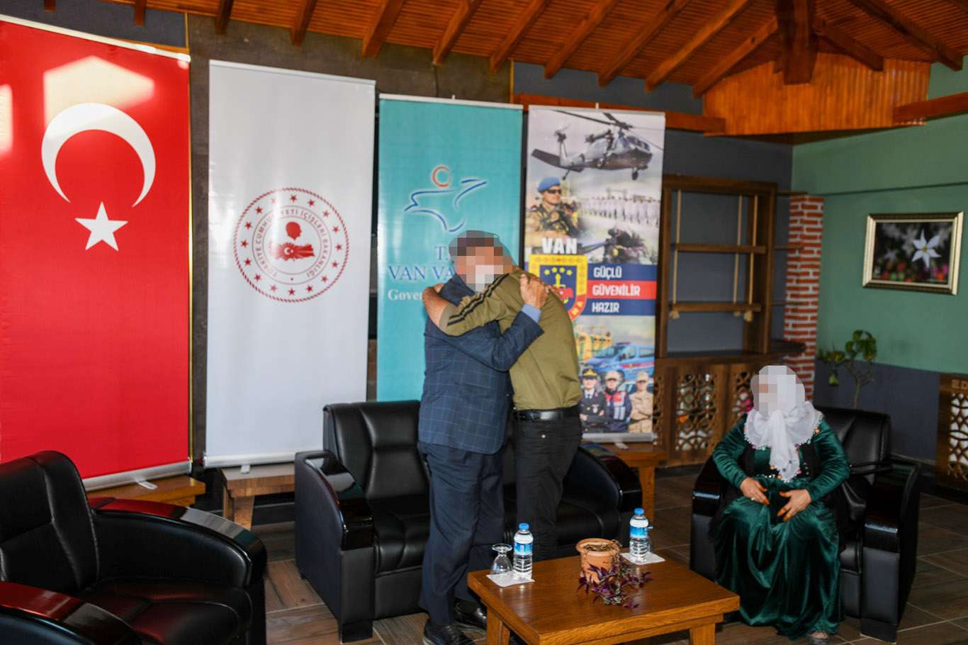 Teslim olan PKK'li ailesiyle buluşturuldu 